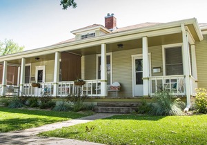 Front Porch, Sunny Coffee Nook, Gorgeous Bathroom, One block to CSU & Old Town!