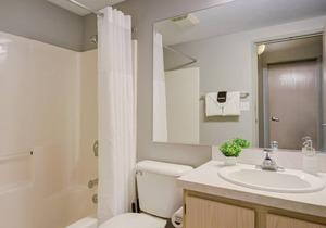 Frontdesk | 2 BR Apt by Progressive Field