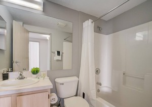Frontdesk | 2 BR Apt by Playhouse Square
