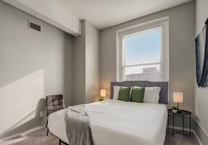 Frontdesk | 2 BR Apt by Playhouse Square