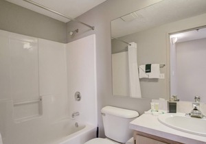 Frontdesk | 2 BR Apt by Playhouse Square