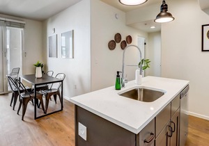 Frontdesk | 2 BR Apt close to Downtown