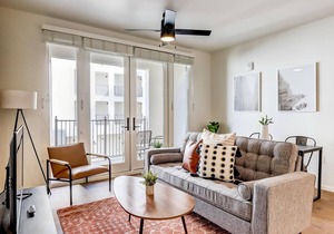 Frontdesk | 2 BR Apt close to Downtown