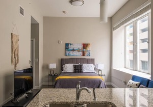 Frontdesk | Modern + Bright Studio Apt in Downtown