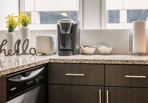Frontdesk | Modern + Bright Studio Apt in Downtown