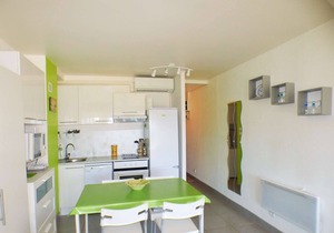 Full sea view, air conditioning, beach a stone's throw away, everything on foot