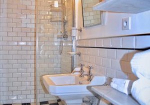 FULLY RENOVATED very quiet charming 2bed/2bath flat in the Marais sleeps up to 4