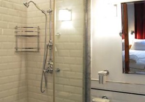 FULLY RENOVATED very quiet charming 2bed/2bath flat in the Marais sleeps up to 4