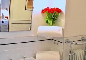 FULLY RENOVATED very quiet charming 2bed/2bath flat in the Marais sleeps up to 4