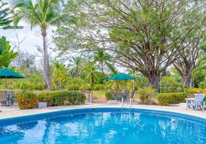 Fun & bright getaway with furnished balcony, pool, volleyball & tennis courts