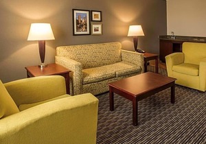 Fun Days Ahead! 3 Units w/ FREE Bfast & Parking, Pool, Minutes to Wax Museum!