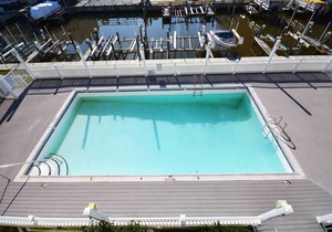 Fun, welcoming 2 bedroom condo with free WiFi, outdoor pool, and direct canal and bay view located midtown!