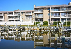 Fun, welcoming 2 bedroom condo with free WiFi, outdoor pool, and direct canal and bay view located midtown!