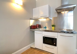G2 - Convenient Apartment with patio near Victoria