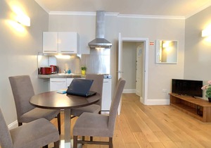 G2 - Convenient Apartment with patio near Victoria