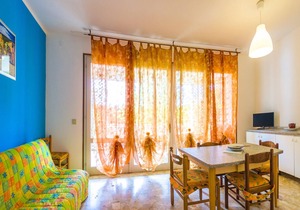 Gabbiano tree-room flat surrounded by the green of the quite pine forest
