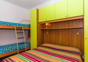 Gabbiano tree-room flat surrounded by the green of the quite pine forest