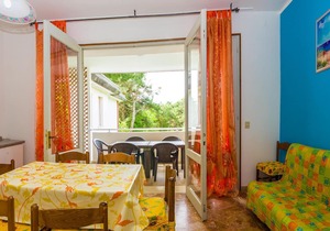 Gabbiano tree-room flat surrounded by the green of the quite pine forest