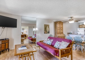 Garden View, Ground-Floor Condo w/Lanai & Shared Hot Tub/Pool - Walk to Beach