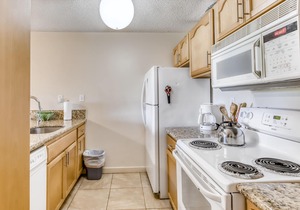 Garden View, Ground-Floor Condo w/Lanai & Shared Hot Tub/Pool - Walk to Beach