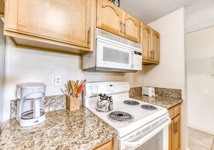 Garden View, Ground-Floor Condo w/Lanai & Shared Hot Tub/Pool - Walk to Beach