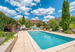 Garden-View Holiday Home in Dégagnac with Jacuzzi