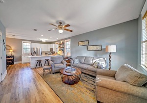 Gated, 3 Pools, Hot Tub, Screened Balcony!