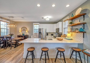 Gated, 3 Pools, Hot Tub, Screened Balcony!