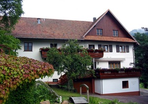 Gemütliches und modernes Einzelzimmer, mit Sitzecke, Sat-TV, Badezimmer und Balkon mit Talblick