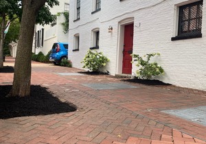 Georgetown Historic Corner House - parking
