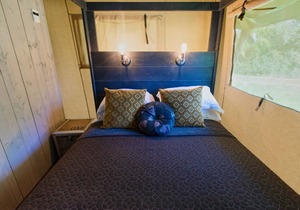 Giant Safari Lodge with Swimming Lake