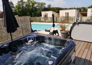 GITE N ° 10 WITHIN A VILLAGE OF GITES WITH HEATED SWIMMING POOL AND JACUZZI