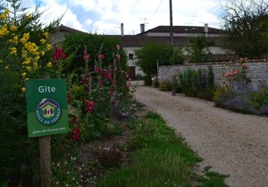 GITE WITH COVERED AND HEATED POOL (3 STARS)