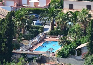 Gitelacapelle with 3 swimming pool rooms, 10mm from wild beaches, tropical setting ....
