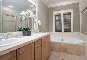 Golf Cart ~ Screened Porch ~ Spacious Living Area