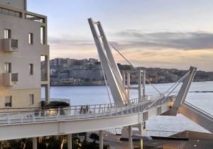 Gorgeous 1BR Apartment steps to the Promenade