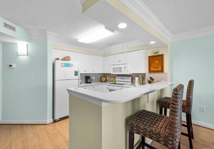 Gorgeous 2 bedroom condo with a balcony by the beach! | Laguna Keyes - 701