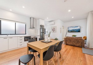 Gorgeous 3-Bed House with Spacious Shared Backyard