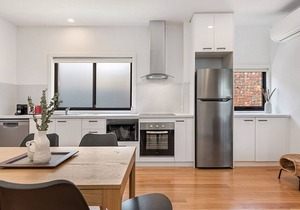 Gorgeous 3-Bed House with Spacious Shared Backyard