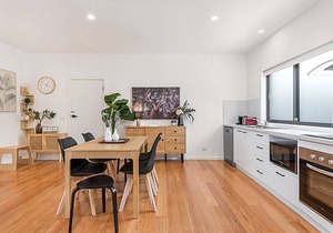 Gorgeous 3-Bed House with Spacious Shared Backyard