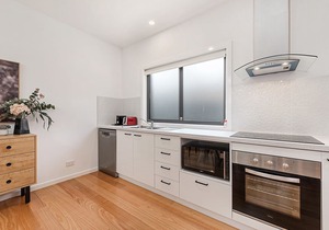 Gorgeous 3-Bed House with Spacious Shared Backyard