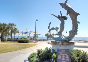 Gorgeous condo with a pool view less than one block from the ocean -