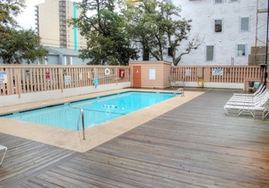 Gorgeous condo with a pool view less than one block from the ocean -