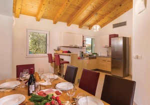 Gorgeous home in Rezanci with jacuzzi