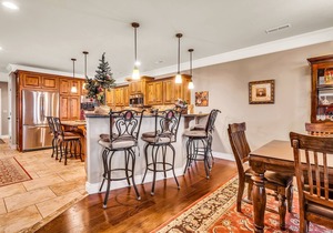 Gorgeous Lake View Minutes to SDC Free Tickets-Cmty Outdoor Pool Upgraded Kitchen