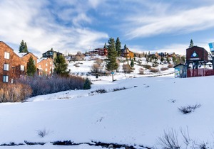 Gorgeous Mountain View & Access to a Pool, Hot Tub, Gym - Near Skiing