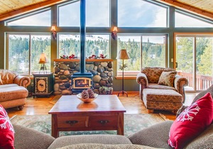 Gorgeous Mountain View & Access to a Pool, Hot Tub, Gym - Near Skiing