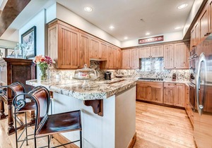 Gorgeous, True Ski-in/out Condo in Bear Paw Lodge with On-Site Pool & Hot Tub