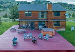 Gorgeous Views, Big Hot Tub, 2 Fireplaces, IR Sauna, Spacious Rooms, Huge Deck