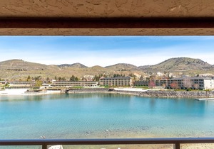 Grandview 634 Waterfront condo on Lake Chelan